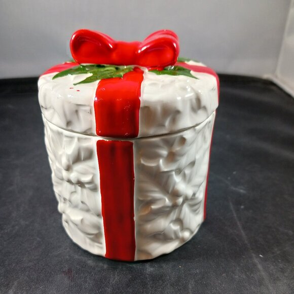 Vintage Lefton 70's Hand Painted Lidded Ceramic Holly Berry Trinket - Picture 9 of 9